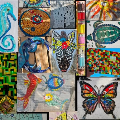 Vielfältige Mosaikprojekte von Caroline Jung Ein Collage-Foto verschiedener Mosaikarbeiten, darunter ein Zebrakopf mit Blumen, ein Schmetterling, Fische, eine Schildkröte, eine Sonne un