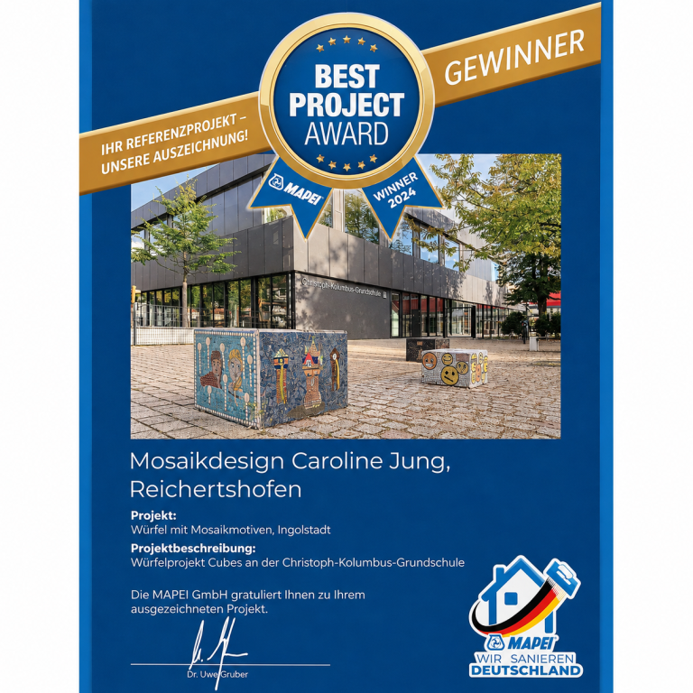 Siegerurkunde MAPEI Best Project Award 2024 Urkunde "Gewinner Best Project Award 2024" von MAPEI für Mosaikdesign Caroline Jung, mit einem Foto der Mosaik-Würfel vor der Christoph-Kolu