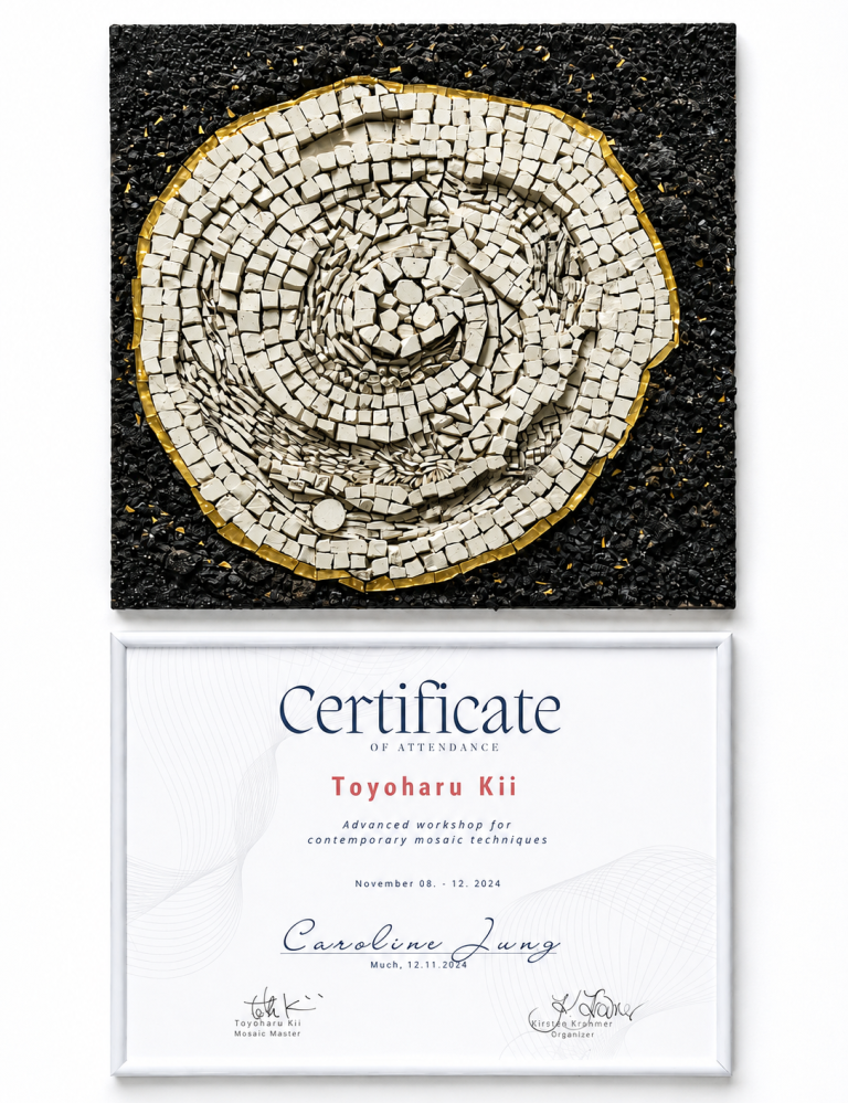 Zeitgenössisches Mosaik und Toyoharu Kii Zertifikat Zwei Objekte: Oben ein modernes Mosaikkunstwerk mit einer spiralförmigen Anordnung heller Steine auf schwarzem Grund mit goldener Umrandung.
