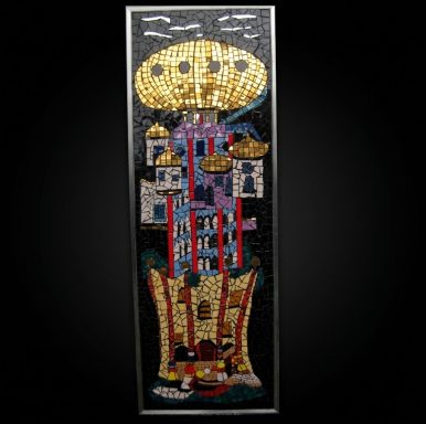 Fantasievoller Mosaik-Turm Vertikales Mosaikbild eines fantasievollen Turms mit goldener Kuppel vor schwarzem Grund.