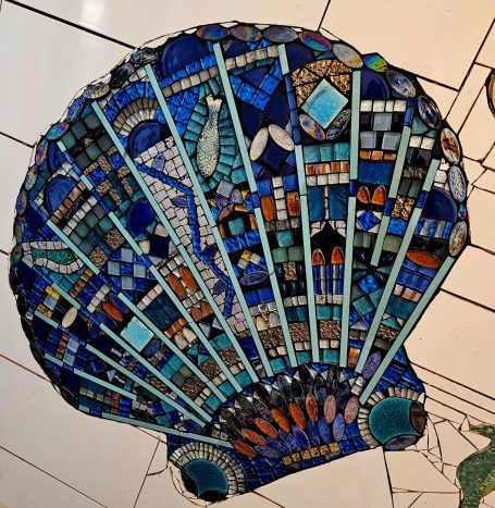 Großformatiges Muschel-Mosaik in Blautönen für die Badgestaltung von Caroline Jung.