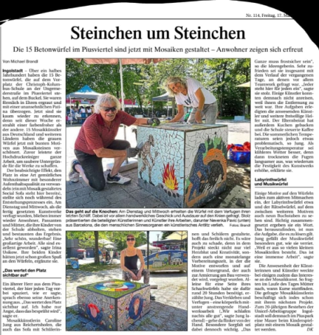 Pressebericht über das Mosaikprojekt Zeitungsartikel mit der Überschrift "Steinchen um Steinchen", der über die Mosaikprojekte von Caroline Jung im Park berichtet.