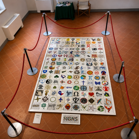 Ausstellungsobjekt SIGNS Das Mosaikkunstwerk "SIGNS", präsentiert als Bodeninstallation in einem Ausstellungsraum, umgeben von roten Absperrseilen.