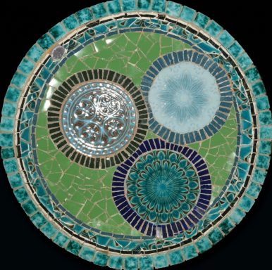 Rundes Mosaik-Mandala in Grün Rundes Mosaik-Mandala in leuchtendem Grün und Türkis mit drei asymmetrischen Innenkreisen.