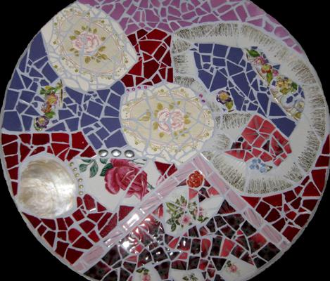 Tischplatte aus Vintage-Porzellan-Mosaik Mosaik-Tischplatte, gestaltet aus zerbrochenen Porzellantellern mit floralen Mustern in Rot, Blau und Weiß.