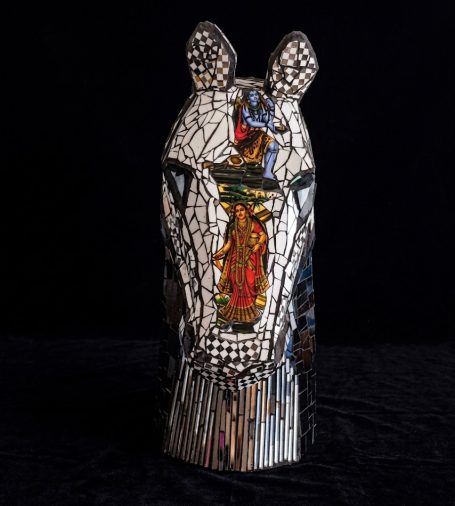 Mosaik-Pferdekopf mit Götter-Motiven Mosaik-Skulptur eines Pferdekopfes mit eingebetteten Bildern von hinduistischen Gottheiten auf schwarzem Grund.