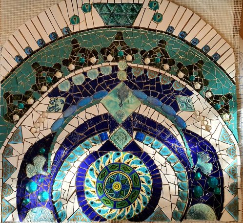 Detailaufnahme eines orientalischen Mandala-Mosaiks in tiefen Blau- und Grüntönen von Caroline Jung.