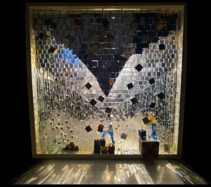 Leuchtende Glasmosaik-Installation Quadratisches, beleuchtetes Mosaik-Leuchtobjekt mit spiegelnden Flächen und kleinen abstrakten Figuren.