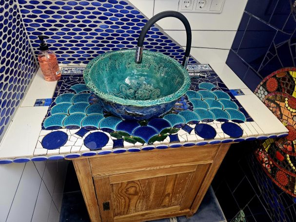 Mosaik-Waschtisch im blauen Wellendesign, handgefertigt von Mosaikkünstlerin Caroline Jung.
