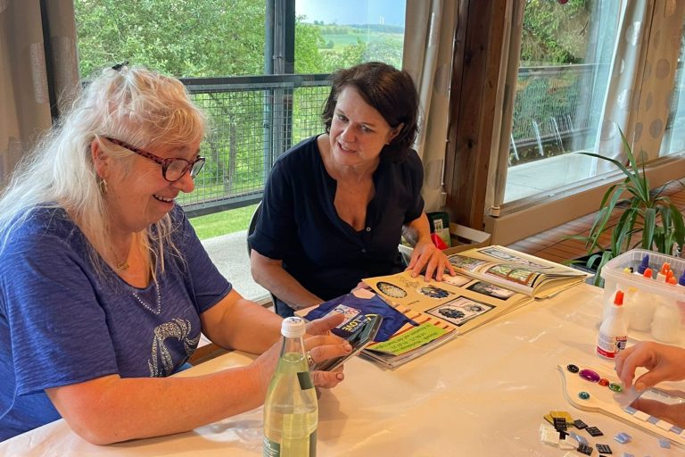 Mosaikkünstlerin Caroline Jung im Beratungsgespräch mit einer Kundin zur Planung eines individuellen Mosaiks.