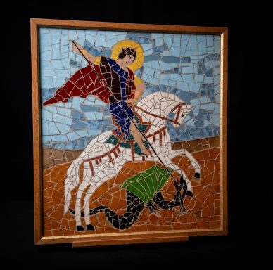 Mosaik "St. Georg und der Drache" Gerahmtes Mosaikbild des Heiligen Georg auf einem weißen Pferd, der einen Drachen tötet.