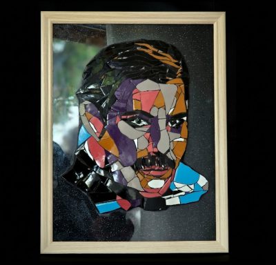 Pop-Art-Mosaik "Freddie" Gerahmtes Pop-Art-Mosaikporträt von Freddie Mercury mit abstrakten, bunten Farbflächen.
