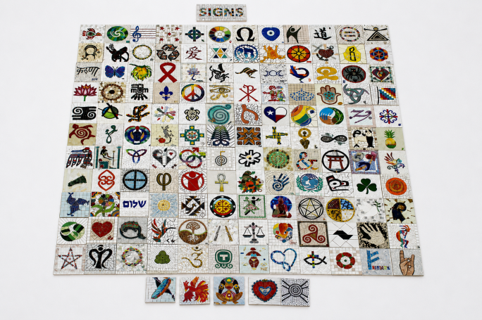Das vollständige SIGNS-Kunstwerk Das komplette Mosaik-Kunstwerk "SIGNS", bestehend aus vielen einzelnen quadratischen Tafeln mit internationalen Symbolen.