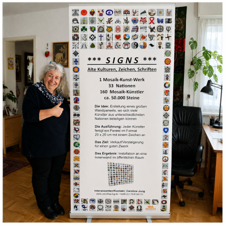Internationales Mosaikprojekt SIGNS Mosaikkünstlerin Caroline Jung präsentiert stolz das Informationsbanner für das internationale Kunstprojekt "SIGNS".