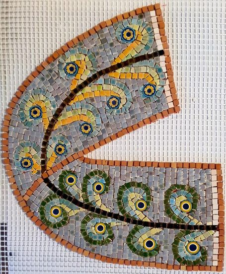 Mosaik-Detail: Organische Muster Detailaufnahme eines gebogenen Mosaik-Elements mit floralen, grünen und blauen Mustern von Caroline Jung.