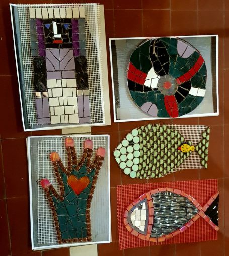 Sammlung von sechs verschiedenen kleinen Mosaik-Kunstwerken auf Tafeln, darunter Fische, eine Hand mit Herz und abstrakte Formen.