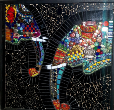 Mosaik "Bunte Elefanten" Abstraktes Mosaik mit bunten Elefantensilhouetten auf einem dunklen, sternenähnlichen Hintergrund.