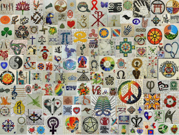 Mosaik-Detail: Kulturelle Symbole Detailaufnahme des internationalen Mosaikkunstwerks "SIGNS" mit vielfältigen Symbolen, Zeichen und Schriften aus verschiedenen Kulturen.