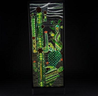 Kaktus-Mosaik-Panel Vertikales Mosaik-Paneel, das grüne Kakteen mit roten Blüten vor dunklem Hintergrund zeigt.